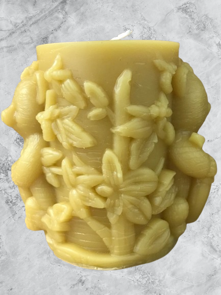 Candle-detailed bears eating honey